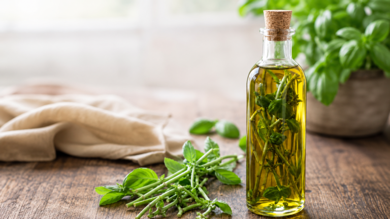 Trasforma i gambi di basilico in un olio aromatico anti-spreco