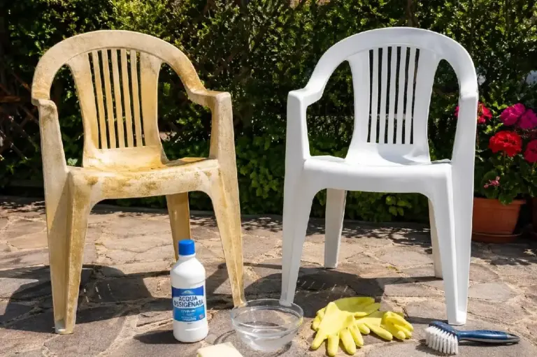 Sedie di Plastica Ingiallite? Il Metodo con l’Acqua Ossigenata per Farle Tornare Come Nuove